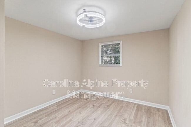 Building Photo - 175 Uphill Dr