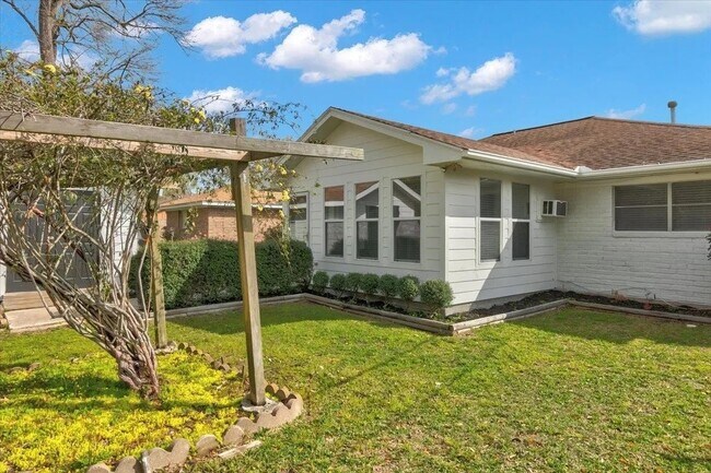 Building Photo - 108 Sparrow Way