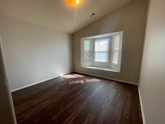 Building Photo - Great 3 Bedroom Home