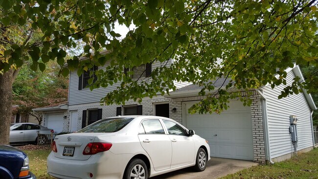 Building Photo - 601 S Park Square Dr