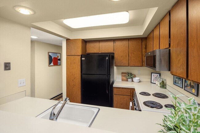 Building Photo - Spacious 2 bed, 1.25 bath, convenient loca...