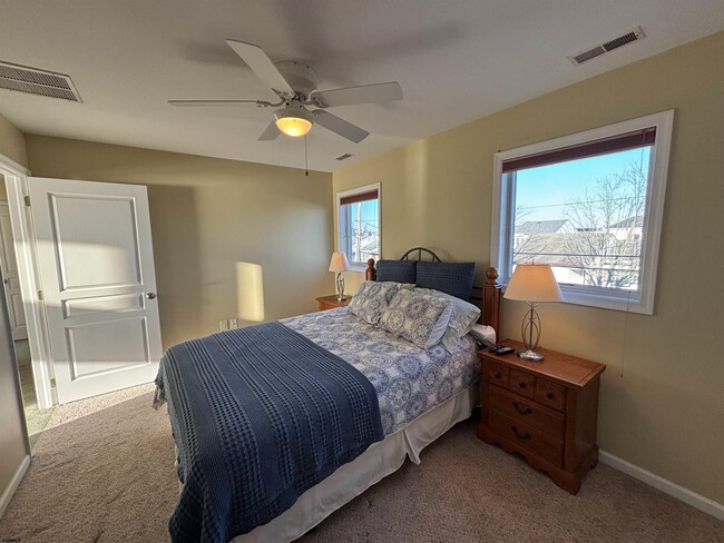 Building Photo - 802 N Harvard Ave