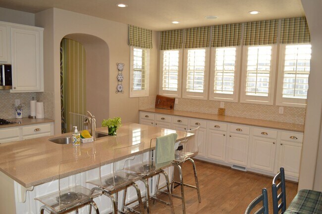 Building Photo - Luxurious 4-Bedroom Home with Mother-in-Law Suite