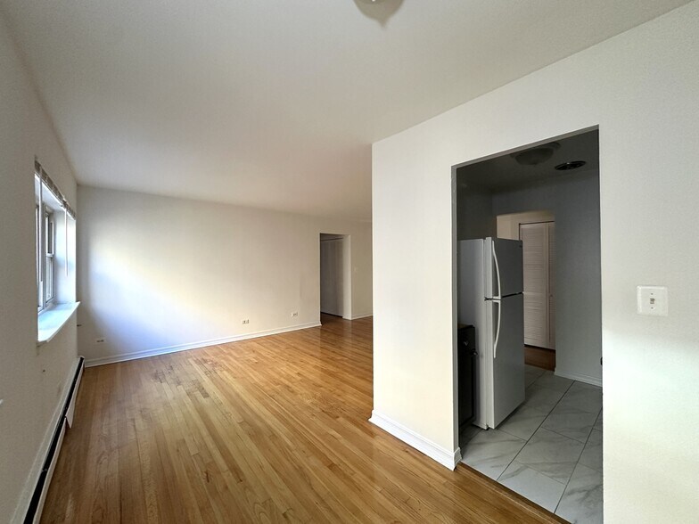 Building Photo - 6830 N Sheridan Rd