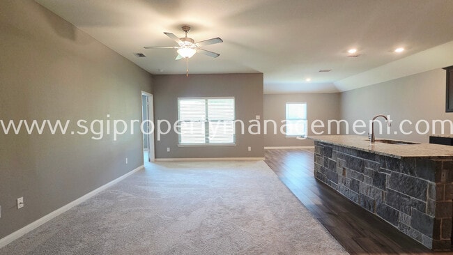Building Photo - 942 Primrose Dr
