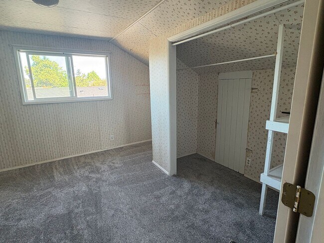 Building Photo - Wonderful home with bonus spaces