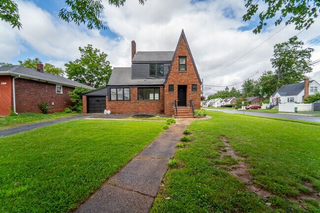 Building Photo - 2215 N Wood Ave