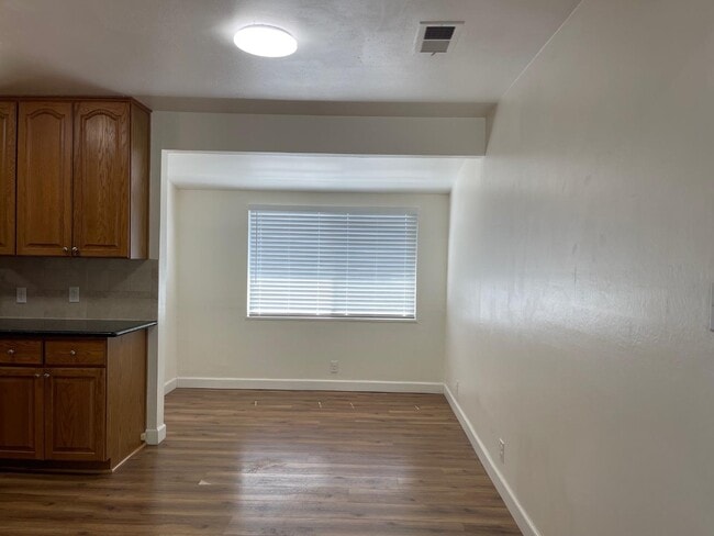 Building Photo - 623 Salberg Ave
