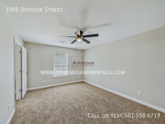 Building Photo - 1008 Division St