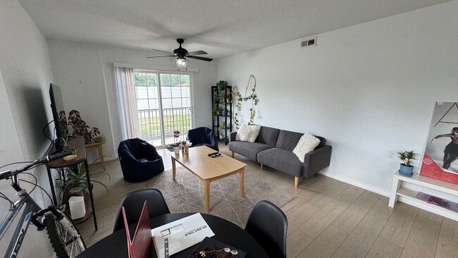 Building Photo - 1617 W Treille Ct