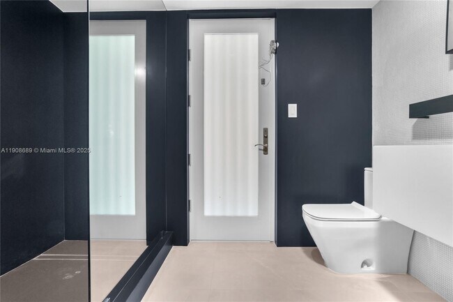 Building Photo - 1325 Bay Dr