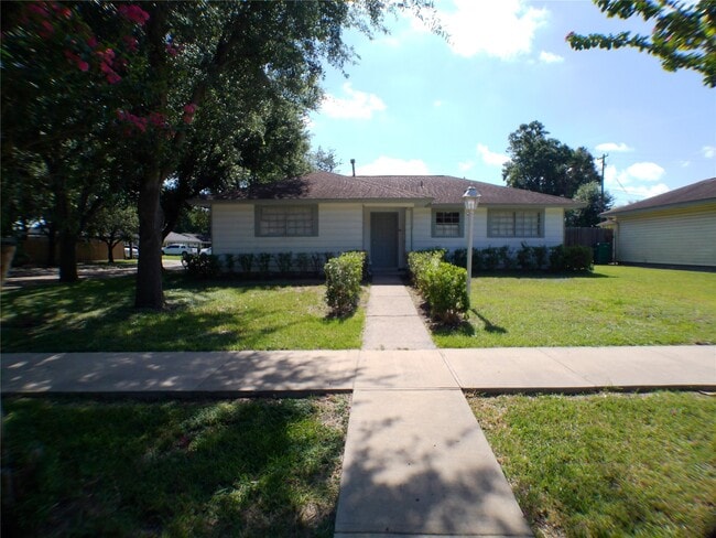 Building Photo - 1301 Glenmore Dr