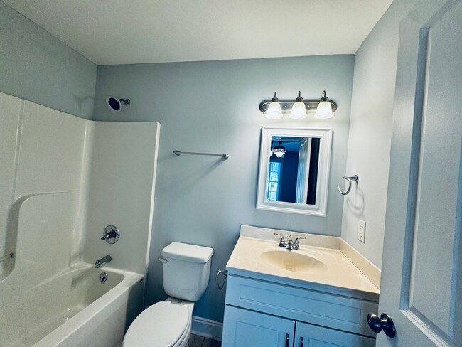 Building Photo - Newer Townhouse (Wiggington Place)