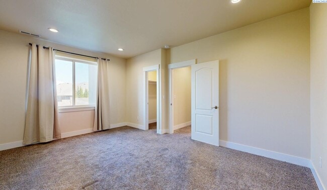 Building Photo - 4 bed, 4 bath home in Kennewick