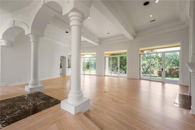 Building Photo - 16018 Fontaine Ave