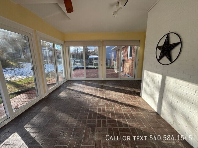 Building Photo - 136 Grimes St