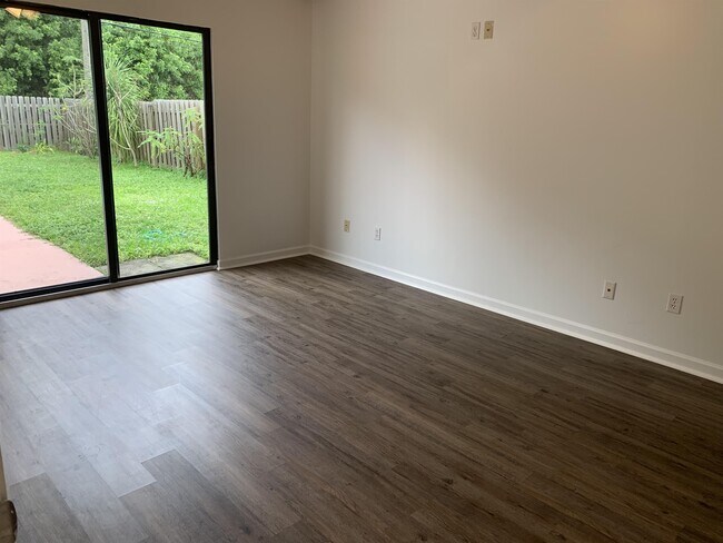 Building Photo - 4063 SE Jacaranda St