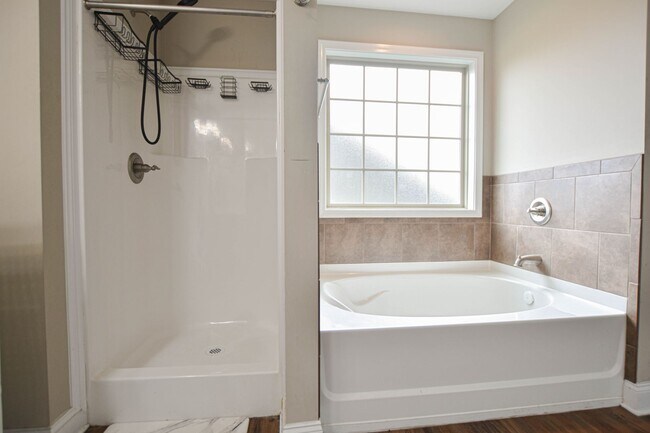 Building Photo - Pet Friendly Four Bedroom!