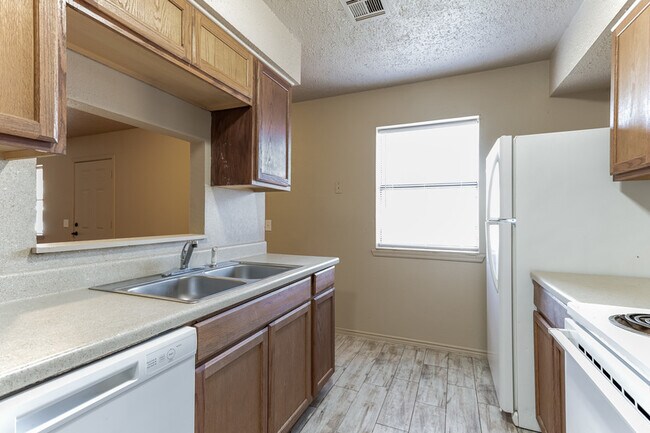 Building Photo - 404 E Texas Dr