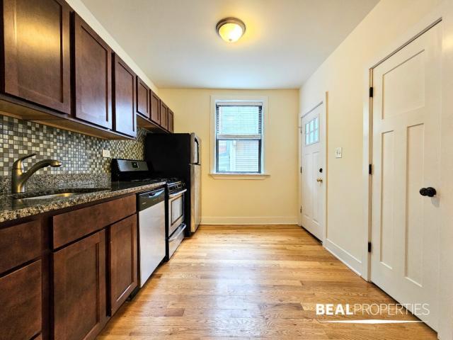 Building Photo - 2 bedroom in CHICAGO IL 60613