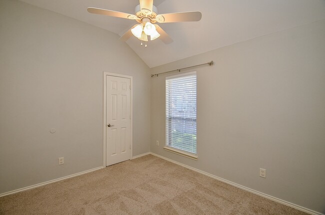 Building Photo - 26006 Palmdale Estate Dr