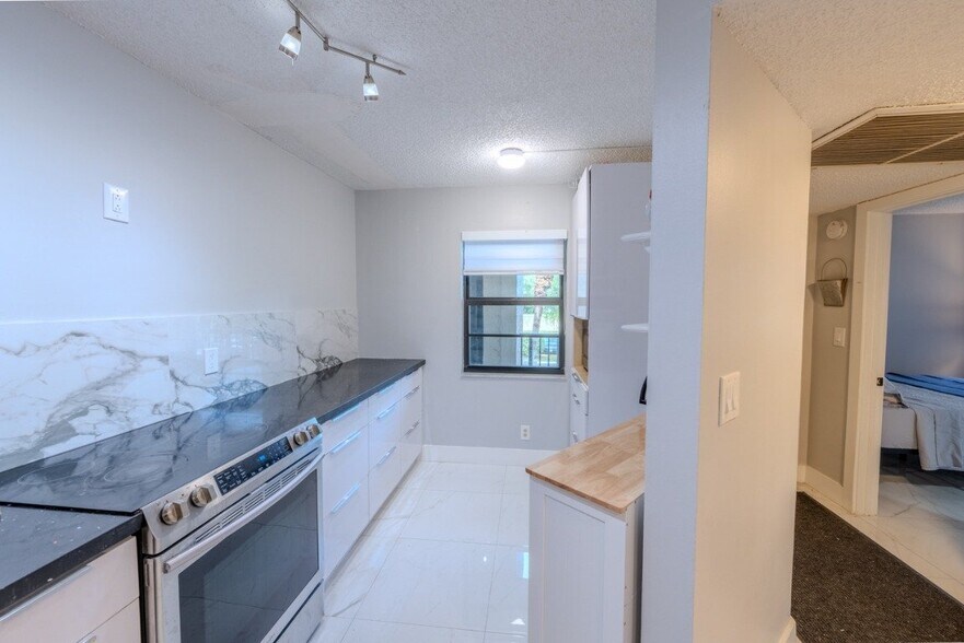 Building Photo - 10451 W Broward Blvd