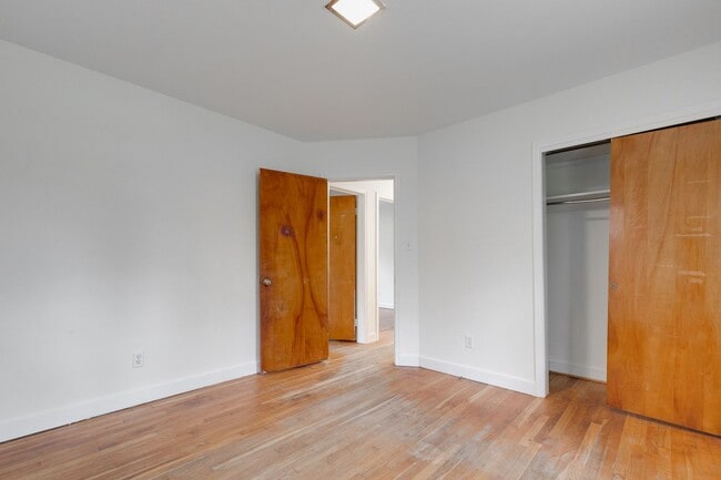Building Photo - 3 Bedroom & 1.5 Bathroom with Huge Fenced ...