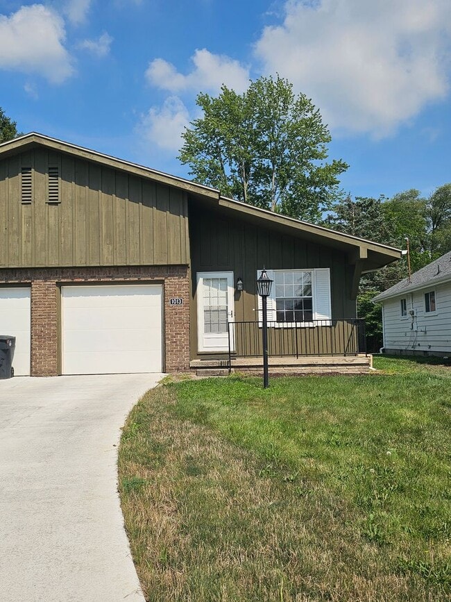 Building Photo - Spacious and bright BG Home
