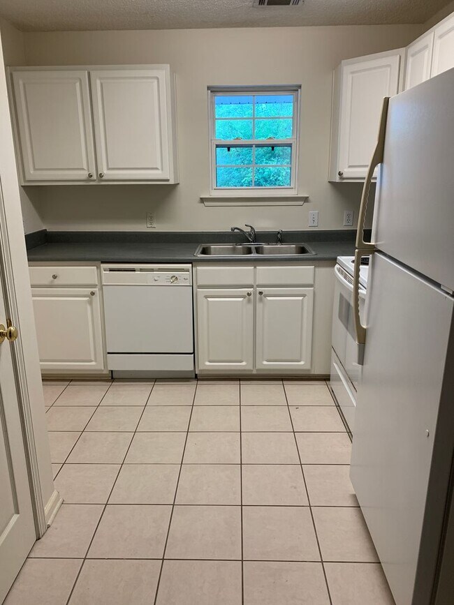 Building Photo - Brockington Square - Southside Savannah Condo-Tibet Avenue