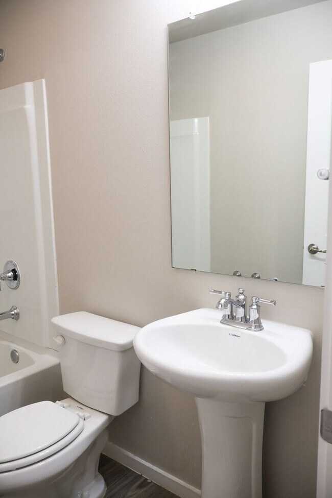 Building Photo - Cozy and Spacious 3 Bedroom Home with Gara...