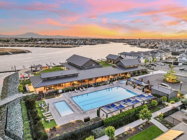 Building Photo - Waterfront Beauty