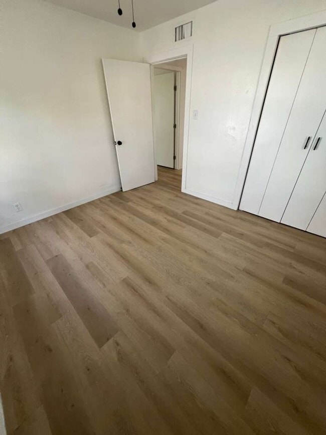 Building Photo - Updated 3BR Home | Large Yard + Pet Friend...