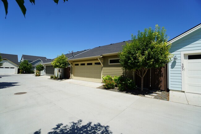 Building Photo - 407 W Pavilion Ln