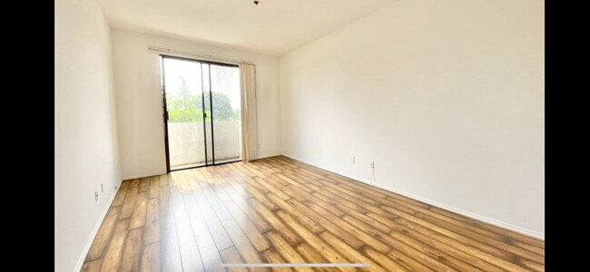 Building Photo - 316 N Oakhurst Dr