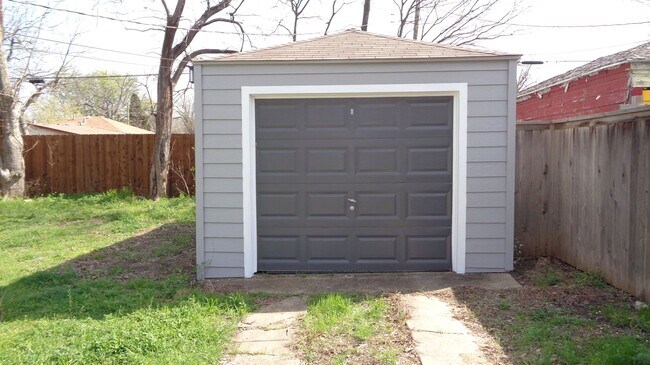 Building Photo - Updated 2/1 Ready For Move In!