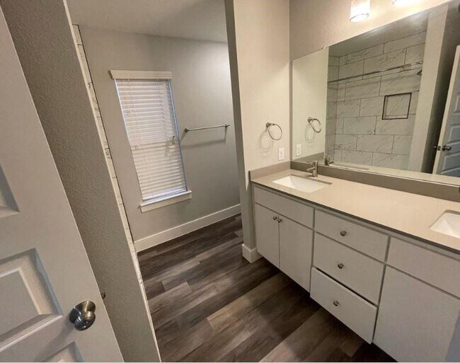 Building Photo - 5000 Edenbourgh Ln