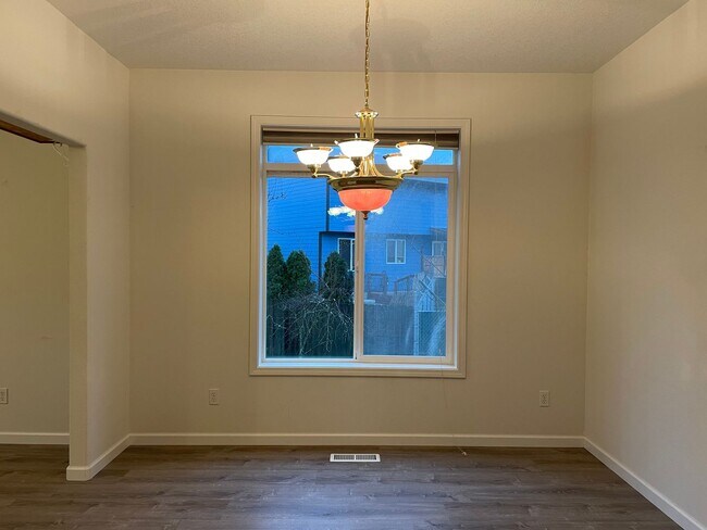 Building Photo - ***HALF MONTH RENT FREE***FANTASTIC 4 Bed 2.5 Bath Home in Salmon Creek! HUGE side yard and back ...