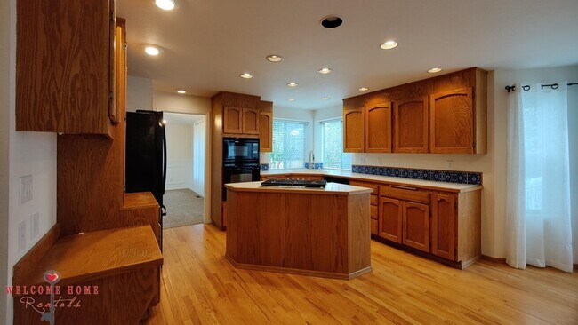 Building Photo - Beautiful open floorplan in amazing Steilacoom!!  All appliances included, large yard!!