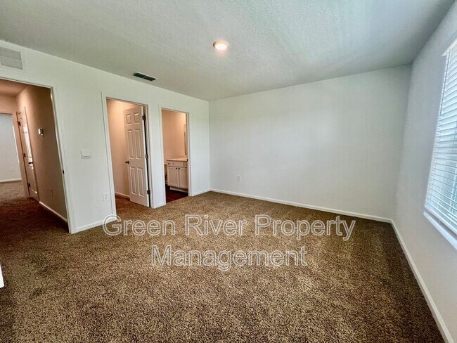 Building Photo - 827 Rivertree Pl