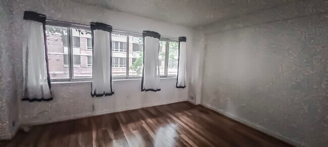 Building Photo - Sunlit 2 Bed 1 Bath, 3 Level Townhome in S...