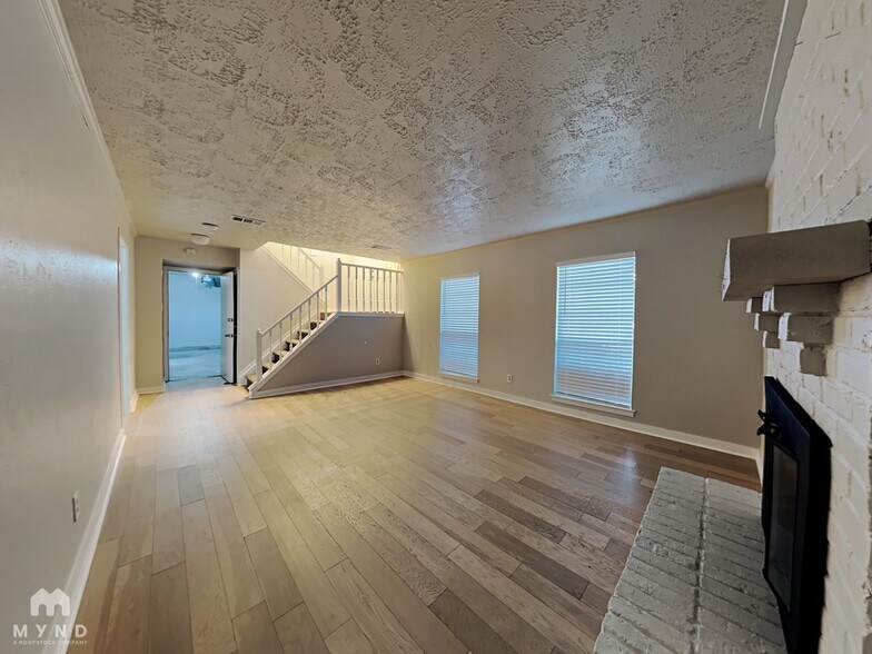 Building Photo - 15218 Tresch Ln