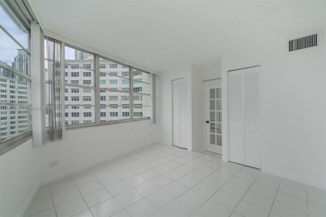 Building Photo - 801 Brickell Bay Dr