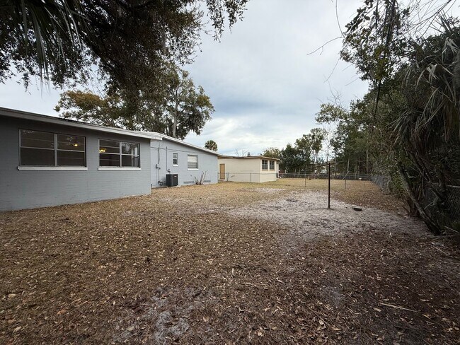 Building Photo - Spacious 3 bedroom 2 bath home with garage  Coming Soon!