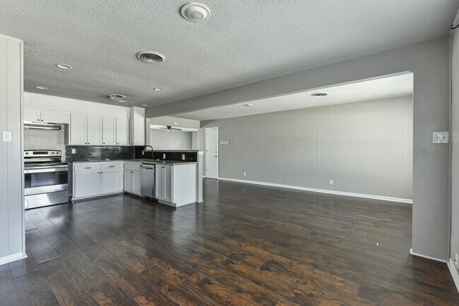 Building Photo - 4-Bedroom Home in the Heart of Killeen