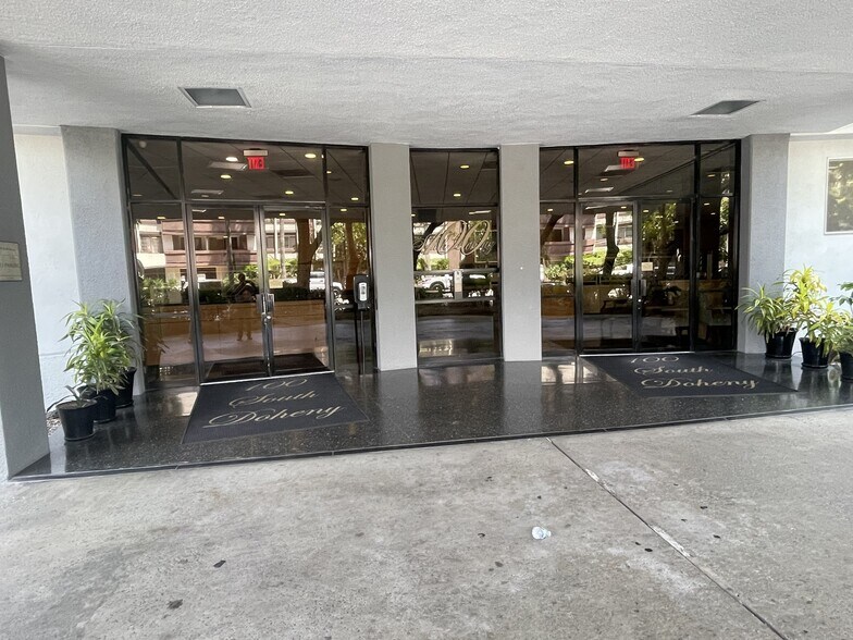Building Photo - 100 S Doheny Dr