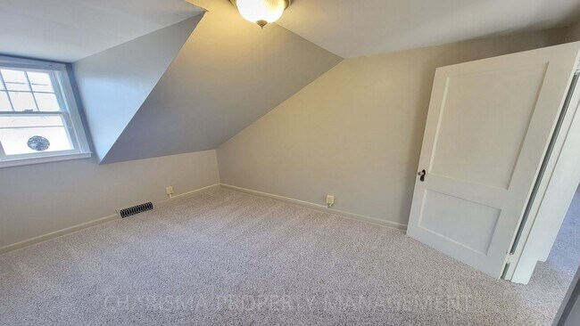 Building Photo - Cozy & Quaint 3 Bedroom House With Lots of Extras!