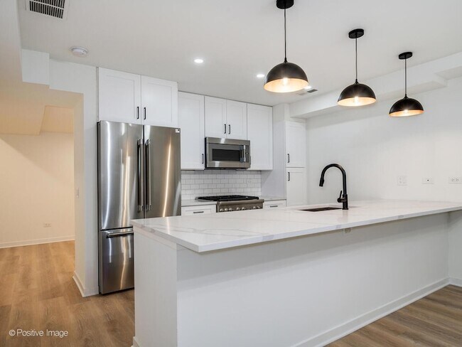 Building Photo - 842 N Wolcott Ave