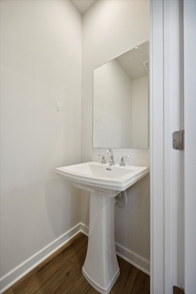 Building Photo - 3 Bedroom End-Unit Townhome in Spring City