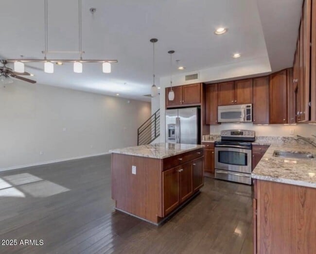 Building Photo - 525 W Lakeside Dr