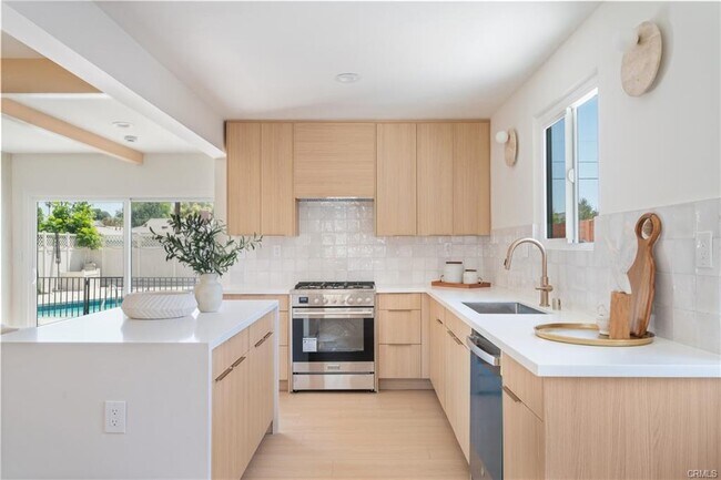 Building Photo - 5250 Lemona Ave